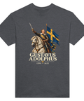 Mörkgrå t-shirt med Gustav II Adolf till häst, svensk flagga och texten ”Gustavus Adolphus”