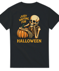 svart T-shirt med skelett som lutar sig mot en pumpa och texten “Just Waiting For Halloween”