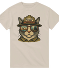 Naturfärgad t-shirt med katt i rangerhatt och solglasögon som speglar naturmotiv, text "Hisingen Island Ranger".