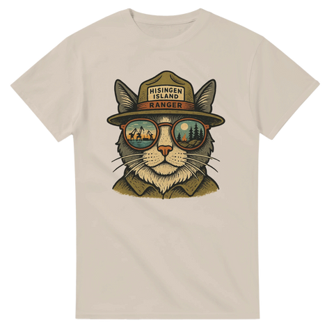 Naturfärgad t-shirt med katt i rangerhatt och solglasögon som speglar naturmotiv, text "Hisingen Island Ranger".
