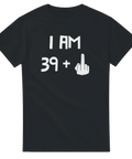 Svart T-shirt med vit text: “I Am 39 +” och en tecknad hand som visar långfingret.