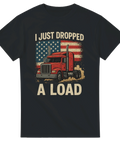 T-shirt med röd lastbil, amerikansk flagga och texten I Just Dropped a Load