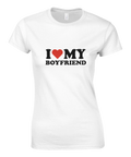 Vit t-shirt med texten I love my boyfriend i svart och rött hjärta