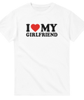 Vit t-shirt med texten I love my girlfriend i svart och rött hjärta