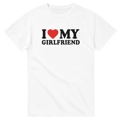 Vit t-shirt med texten I love my girlfriend i svart och rött hjärta