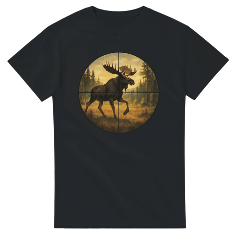 Svart T-shirt med jaktmotiv – älg i sikte, höstlandskap och vildmarkskänsla