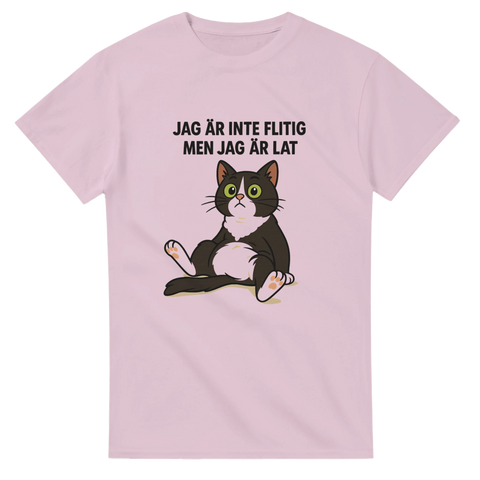 Rolig t-shirt med lat katt och självironisk text