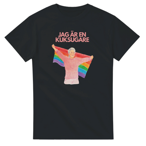 Svart t-shirt med hbtq budskap och regnbågsflagga