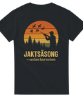 T-shirt med retrodesign för fågeljakt – siluett av jägare som skjuter mot flygande fåglar vid skog och solnedgång