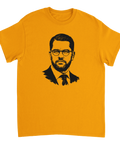 Svartvitt grafiskt porträtt av Jimmie Åkesson på en gul t-shirt