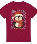 Röd t-shirt med söt julpingvin i tomteluva och halsduk omgiven av snöflingor.