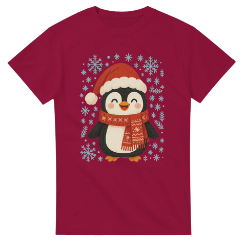 Röd t-shirt med söt julpingvin i tomteluva och halsduk omgiven av snöflingor.