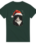 Grön t-shirt med motiv av svartvit katt i röd tomteluva och snöfall