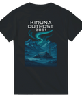 Svart t-shirt med motiv av Kiruna Outpost 2091, futuristisk bas i snöigt bergslandskap med norrsken.