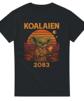 T-shirt med en koala utklädd till rymdvarelse som håller en drink framför en röd solnedgång, med texten "Koalaien 2083".