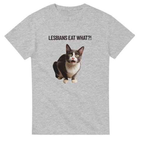Rolig t-shirt med oväntad kattreaktion och text med attityd