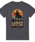 T-shirt med designen Lunar Outlaw 1984, siluett av rymdcowboy framför retro solnedgång i orange nyanser.
