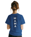 Blå t-shirt Classic med vit vertikal text “MAMA” tryckt på ryggen