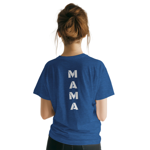 Blå t-shirt Classic med vit vertikal text “MAMA” tryckt på ryggen
