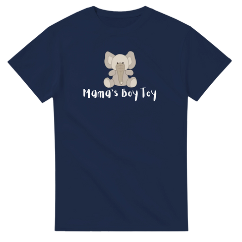 Rolig t-shirt med söt tecknad elefant och texten Mama’s Boy Toy
