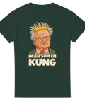 Tecknad kung med gul krona och rufsig frisyr, texten "Mår som en KUNG" på skogsgrön t-shirt.