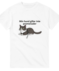 Humoristisk t-shirt med katt och ironiskt budskap om hundar.
