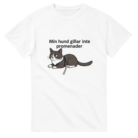 Humoristisk t-shirt med katt och ironiskt budskap om hundar.