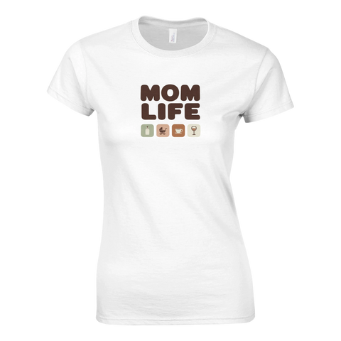 Vit t-shirt med texten “MOM LIFE” och små ikoner av kaffe, tvätt, barn och vin