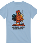 Ljusblå t-shirt med tecknad tupp i soluppgång, muskulös och rökandes, med texten "Jag väcker din fru varje morgon"