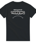svart t-shirt med texten Negative Thinking och sur mun. 