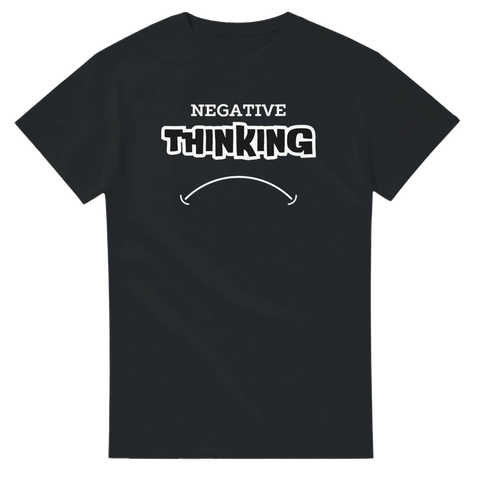 svart t-shirt med texten Negative Thinking och sur mun. 