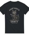 T-shirt med tecknad skeppskatt som sitter vaksamt med upplyft tass, iförd sjöscarf, under texten "Night Watch – Shirty – Skeppskatten".