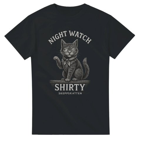 T-shirt med tecknad skeppskatt som sitter vaksamt med upplyft tass, iförd sjöscarf, under texten "Night Watch – Shirty – Skeppskatten".