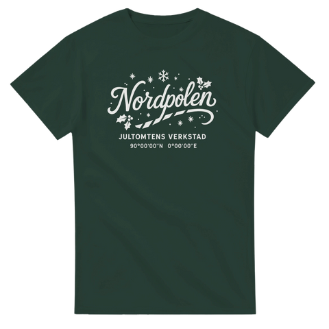 Grön t-shirt med vitt tryck Nordpolen, Jultomtens Verkstad och koordinater 90°00'00"N 0°00'00"E