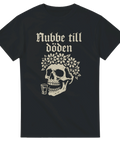 Svart t-shirt med dödskalle, blomsterkrans och ett snapsglas. Texten "Nubbe till döden" i gotisk stil ovanför motivet.