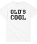 T-shirt med texten “Old’s Cool” i svart retrotypografi på vit bakgrund

