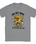 Grå sarkastisk t-shirt med en tecknad gul sol med solglasögon och texten "On my way to f*ck up my day", humor för trötta morgnar