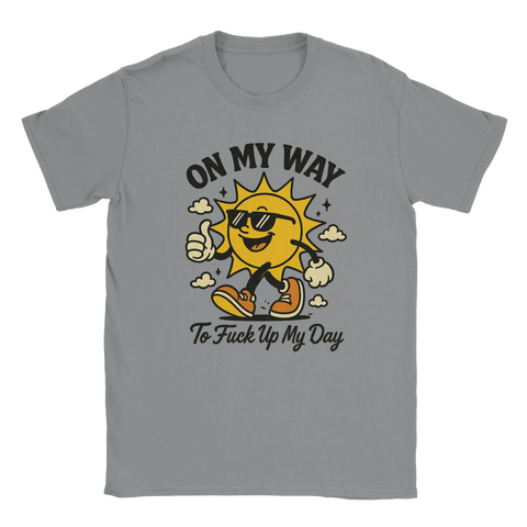 Grå sarkastisk t-shirt med en tecknad gul sol med solglasögon och texten "On my way to f*ck up my day", humor för trötta morgnar