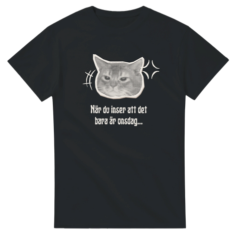 Svart t-shirt med humoristiskt motiv för mitt-i-veckan-trötthet