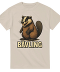 Sandfärgad t-shirt med en tecknad hybrid mellan grävling och bäver och texten "BÄVLING".