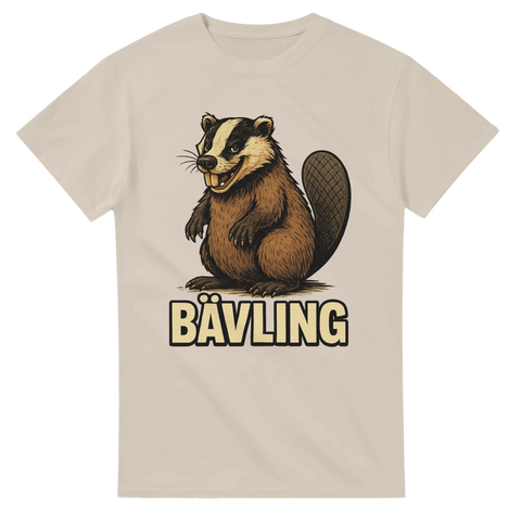 Sandfärgad t-shirt med en tecknad hybrid mellan grävling och bäver och texten "BÄVLING".