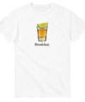 Vit T-shirt med motiv av ett snapsglas med limeklyfta och texten “Breakfast.”