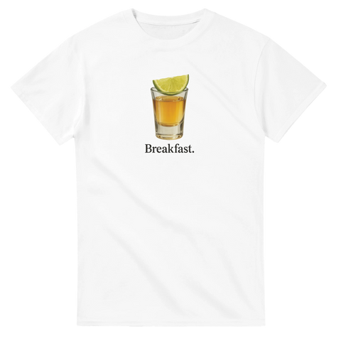 Vit T-shirt med motiv av ett snapsglas med limeklyfta och texten “Breakfast.”