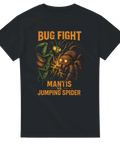 Svart t-shirt med actionfylld Bug Fight-design som visar en bönsyrsa i strid mot en hoppande spindel, med blixtar och glödande ögon.