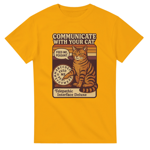 Gul t-shirt med retrodesign som visar en katt och texten "Communicate with your cat – Telepathic Interface Deluxe".