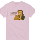 Retro t-shirt med kvinna som håller katt och rolig citattext