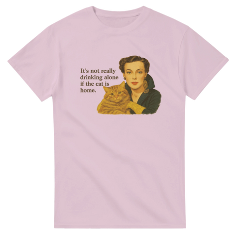 Retro t-shirt med kvinna som håller katt och rolig citattext