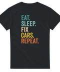 Svart T-shirt med färgglad text “Eat. Sleep. Fix Cars. Repeat.” i retrostil.