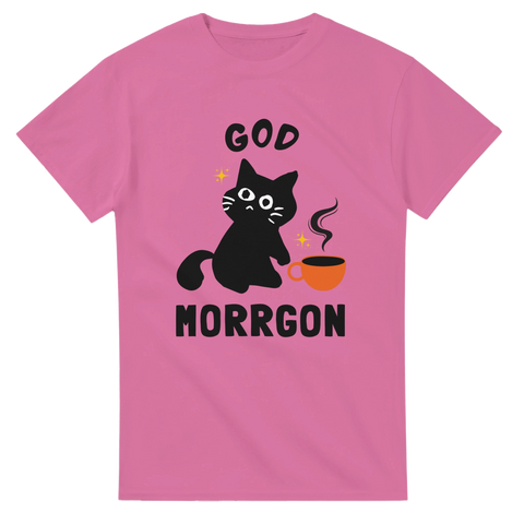 Mörkrosa t-shirt med tecknad svart katt och kaffekopp samt texten “God Morrgon”