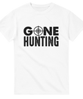 Vit t-shirt med svart text Gone Hunting och kikarsikte
